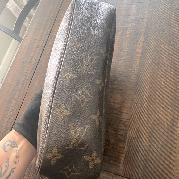 Louis Vuitton
Monogram Trousse Toilette 23 - Picture 6 of 15